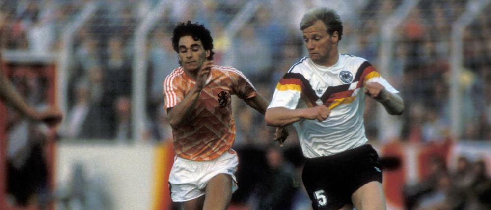 Legendäres Duell. Gerald Vanenburg (links, im Duell mit Hansi Pflügler) stand im EM-Halbfinale 1988 in der Startelf der Holländer. 