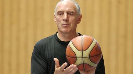 Holger Geschwindner, 70, war bei Olympia 1972 Kapitän des Basketball-Nationalteams. Der studierte Physiker und Mathematiker führte Dirk Nowitzki als Entdecker und Trainer mit unkonventionellen Methoden in die NBA.