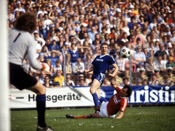 Bielefeld auswärts: immer unangenehm. Diese Erfahrung hat Felix Magath (unten) selbst 1979 gemacht, als er mit dem HSV durch ein zähes 0:0 auf der Alm seinen ersten Meistertitel als Spieler gewann.