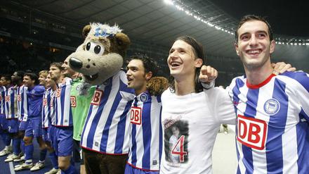In der Saison 2008/09 hatten Maximilian Nicu (r.) und seine Kollegen von Hertha BSC überraschend viele Gründe mit den Fans in der Ostkurve zu feiern. Ein paar Wochen durfte Berlin sogar von der Meisterschaft träumen. 