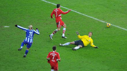 Nummer 2. Andrej Woronin trifft zum Sieg für Hertha und schießt das Team damit an die Tabellenspitze.