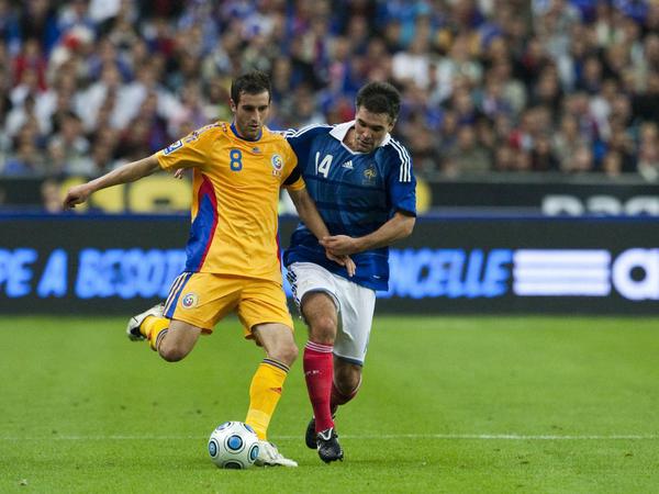 Drei Länderspiele bestritt Maximilian Nicu (l,) im Jahr 2009 für die rumänische Nationalmannschaft. Gegen Frankreich erkämpfte sich das Team als krasser Außenseiter ein 1:1-Unentschieden.