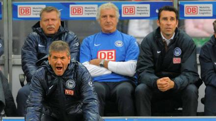 Eine Saison des Grauens. Mit Hertha BSC stieg Friedhelm Funkel (vorne) 2010 aus der Bundesliga ab. 