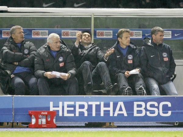Zu wenig Leidenschaft wurde Funkel (r.) in seiner Zeit bei Hertha BSC vorgeworfen. Bei seinem Vorgesetzten Michael Preetz (3. v. r.) war das ganz sicher nicht der Fall.