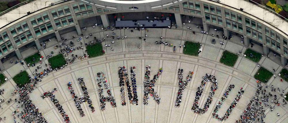 Japaner bilden in Tokio ein "Thank you" als Dank an das IOC, das die Sommerspiele 2020 an ihre Stadt vergeben hatte.