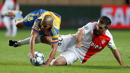 Valencias Sofiane Feghouli (l.) gegen Monacos Jeremy Toulalan.