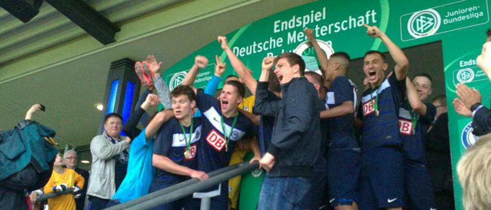 Unglaubliche Bilder: Hertha-Spieler in Jubel-Pose.