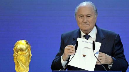 FIFA-Präsident Joseph Blatter hat die Vergabe der Fußball-Weltmeisterschaft 2022 an Katar in bislang nicht gekannter Weise kritisiert.