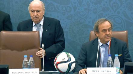 Der Stuhl von Sepp Blatter (l.) wird Anfang des Jahres 2016 neu besetzt - wahrscheinlich von Michel Platini (r.).