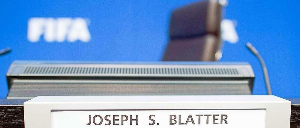 Unterwegs: Fifa-Präsident Sepp Blatter ist derzeit beschäftigt - er rechnet mit seinen Kritikern ab.