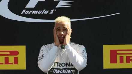 Lewis Hamilton weiß nach dem Rennen nicht, ob er sich freuen soll.