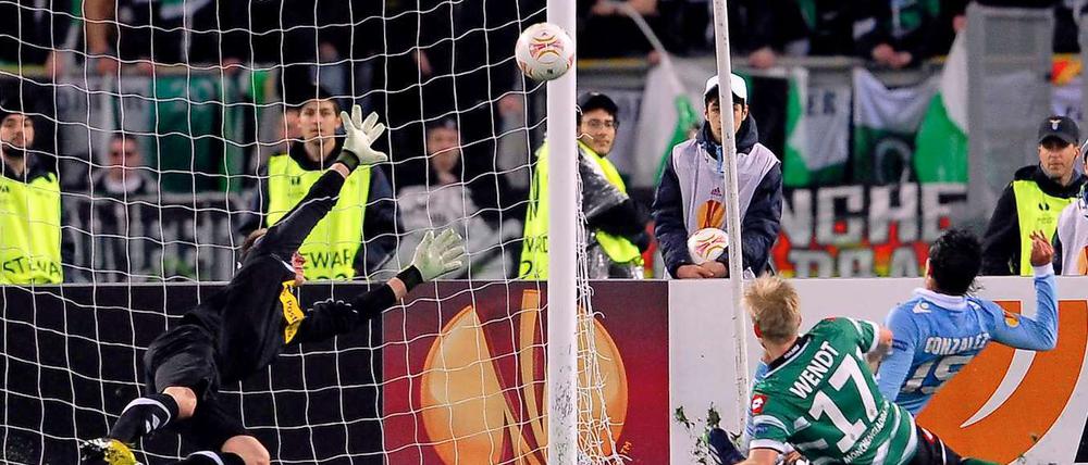 Schon wieder drin. Lazios Alvaro Gonzalez (r.) trifft zum 2:0 für die Römer gegen Mönchengladbach.