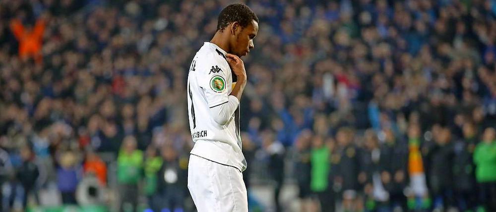 Ibrahima Traore verschoss den entscheidenden Elfmeter gegen Bielefeld und war danach ziemlich einsam.