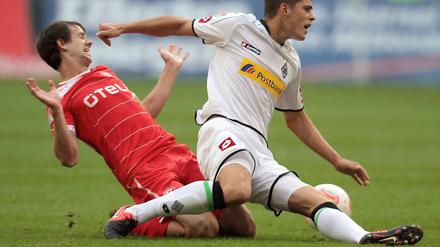 Die Fortunen aus Düsseldorf investierten viel in ihrem ersten Bundesligaheimspiel gegen den Rivalen Möchengladbach seit 1997. Hier foult Duesseldorfs Robbie Kruse (r.) den Gladbacher Neuzugang Granit Xhaka.