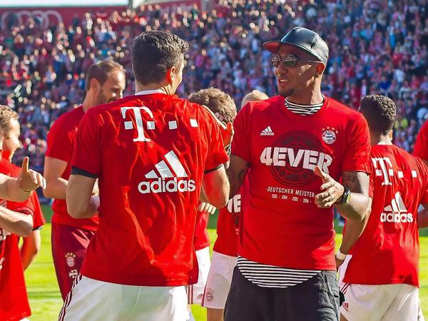 Ein Klub. Aber nur national, die Bayern-Spieler Lewandowski (li.) und Jerome Boateng. 