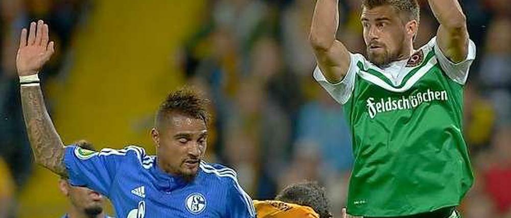 Torwart Benjamin Kirsten von Dynamo Dresden fängt den Ball, Kevin-Prince Boateng vom FC Schalke 04 hat im DFB-Pokalspiel das Nachsehen. Wie am Ende auch seine Mannschaft, die 1:2 verliert.