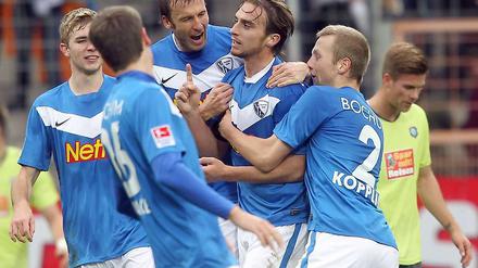 Faton Toski (2.v.r.) wird von seinen Mitspielern nach seinem Tor zum 3:0 beglückwünscht. Toski war mit zwei Toren und drei Vorlagen der überragende Spieler beim 6:0 Sieg des VfL Bochum über Erzgebirge Aue.