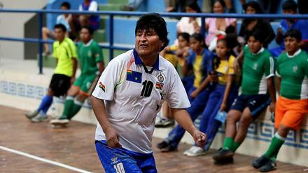 Mit vollem Einsatz am Ball: Boliviens Präsident Evo Morales spielte als junger Mann schon einmal in der zweiten Liga.