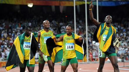 Muss sich an die eigene Nase fassen. Wegen Nesta Carter (links) sind auch die anderen drei aus Jamaikas Sprintstaffel (Powell, Frater, Bolt von links) ihre Medaille los.