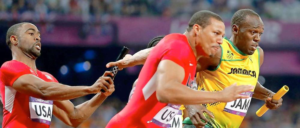 Und ab gehts: Yohan Blake übergibt den Staffelstab an Usain Bolt, der läuft die Goldmedaille in Weltrekordzeit nach Hause.