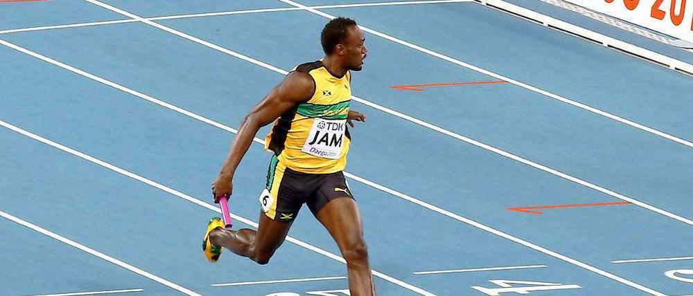 Usain Bolt läuft mit der Staffel zum Weltrekord.