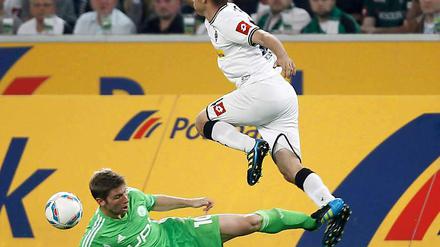 Mönchengladbachs Tony Jantschke (r.) kämpft mit Wolfsburgs Thomas Hitzelsperger um den Ball.