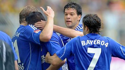 Der Rückkehrer darf gleich mitjubeln: Michael Ballack feiert den Leverkusener Auftakterfolg im Kreise seiner Teamkameraden.