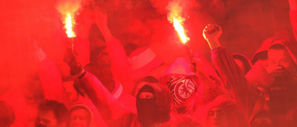 Im Pokalspiel bei Borussia Dortmund brannten Union-Fans Pyrotechnik ab.
