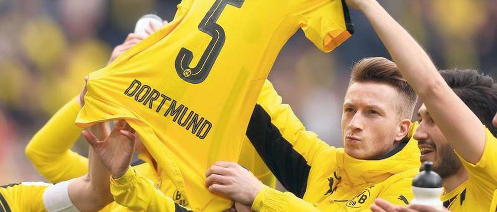 Eng verbunden. Die Dortmunder Spieler sendeten nach dem 3:1 gegen Frankfurt einen besonderen Gruß an den beim Anschlag verletzten Teamkollegen Marc Bartra. Foto: Fassbender/dpa