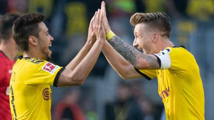 Große Freude. Dortmunds Raphael Guerreiro (l) und Marco Reus klatschen ab.