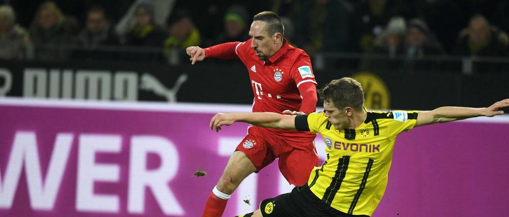 Im Hinspiel fügten die Dortmunder um Matthias Ginter den Bayern (l. Franck Ribery) die erste Saisonniederlage zu.