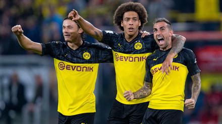 In Siegerpose. Dortmunds Paco Alcacer (rechts) bejubelt sein Tor zum 1:0 mit Axel Witsel (Mitte) und Nico Schulz.