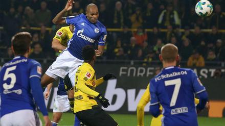 Schlusspunkt eines historischen Derbys. Im Hinspiel trifft Naldo zum 4:4 Ausgleich für Schalke.