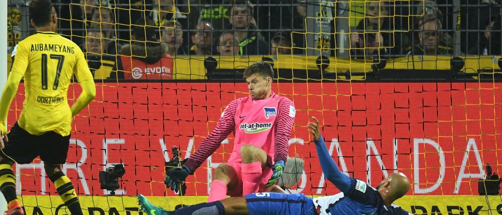Rune vor dem Sturm. Herthas Keeper Jarstein hielt in der zweiten Halbzeit einen Elfmeter gegen Dortmunds Aubameyang. Später traf dieser zum 1:1-Endstand.