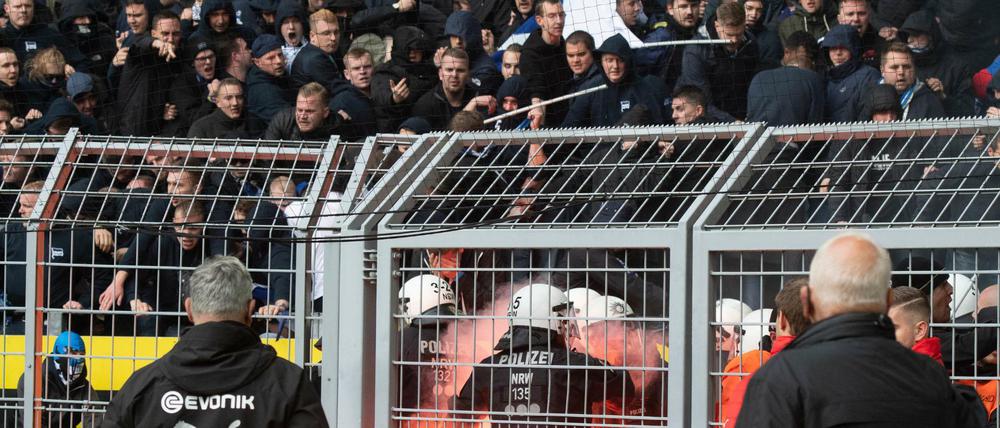 Nachspiel. Beim Hertha-Auswärtsspiel in Dortmund brennen Feuerwerkskörper im Berliner Fanblock.