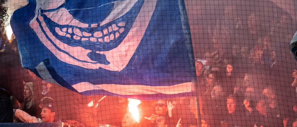 Ausschreitungen in Dortmund. Beim Auswärtsspiel gab es einen heftigen Konflikt zwischen Hertha-Fans und Polizeikräften.