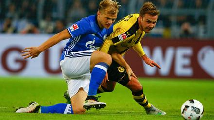 Keiner will in die Knie gehen. Schalkes Geis (links) und Dortmunds Götze im Kampf um den Ball