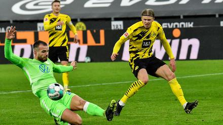 Im Tiefflug. Dortmunds Erling Haaland (r) und Wolfsburgs Marin Pongracic kämpfen um den Ball.