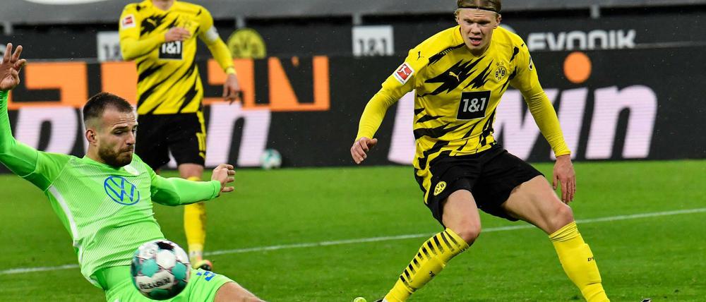 Im Tiefflug. Dortmunds Erling Haaland (r) und Wolfsburgs Marin Pongracic kämpfen um den Ball.