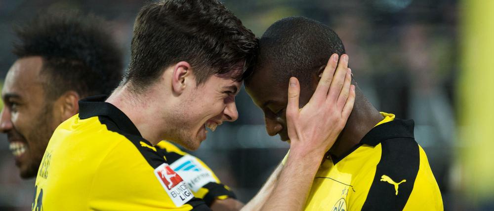 Dortmunds Adrian Ramos (r) jubelt mit Julian Weigl über seinen Treffer zum 3:2. 
