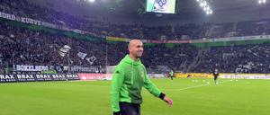 Endlich wieder Schlabberlook: Am Sonnabend darf André Schubert, Trainer bei Borussia Mönchengladbach, endlich wieder den giftgrünen Sieger-Kapuzenpulli anziehen.