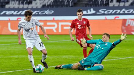 Matchwinner. Gladbachs Nationalspieler Jonas Hofmann (l.) überwand Bayerns Nationaltorwart Manuel Neuer (r.) zweimal und bereitete das dritte Tor vor.