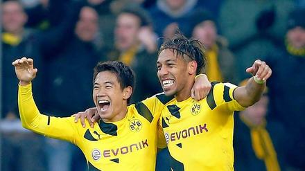 Können wieder lachen: Die Dortmunder Shinji Kagawa und Pierre-Emerick Aubameyang feiern den Auswärtssieg in Freiburg.