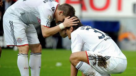 "Mia san nimma mia." Bastian Schweinsteiger versucht den glücklosen Mario Gomez aufzubauen. Die 0:2-Niederlage beim BVB besiegelte den schlechtesten Bayern-Start der Bundesligahistorie.