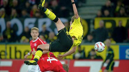 Aus dem tritt gebracht: Mainz' André Schürrle unterläuft Dortmunds Kevin Großkreutz.