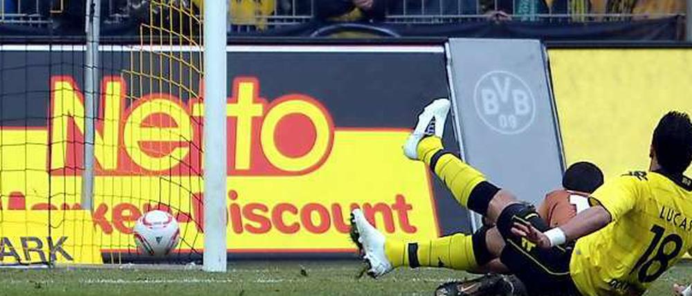 Vorfreude hinter'm Zaun: Dortmunds Fans sehen gebannt zu, wie Barrios das 1:0 erzielt.