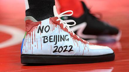 NBA-Profi Enes Kanter läuft seit einigen Tagen mit deutlichen Forderungen auf seinen Schuhen aufs Spielfeld.