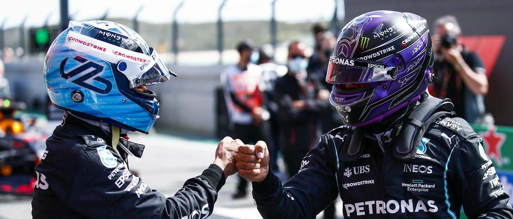 Die beides Teamkollegen Valtteri Bottas (links) und Lewis Hamilton freuen sich über ihre Startpositionen.
