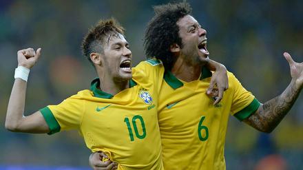 Fuß und Kopf. Den Eckball von Neymar (links) verwertete Paulinho zum Siegtreffer.