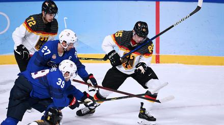 Gegen die USA muss die deutsche Eishockeymannschaft sich mit 2.3 zufrieden geben.